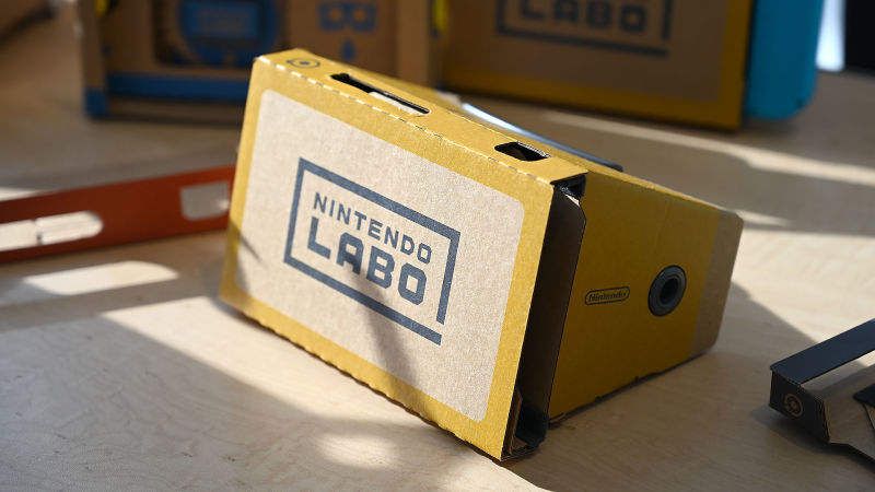 Tienes que introducir la Switch en este hueco, colocar el modelo de Toy-Con que vayas a usar y listo.Foto: Sam Rutherford (Gizmodo)